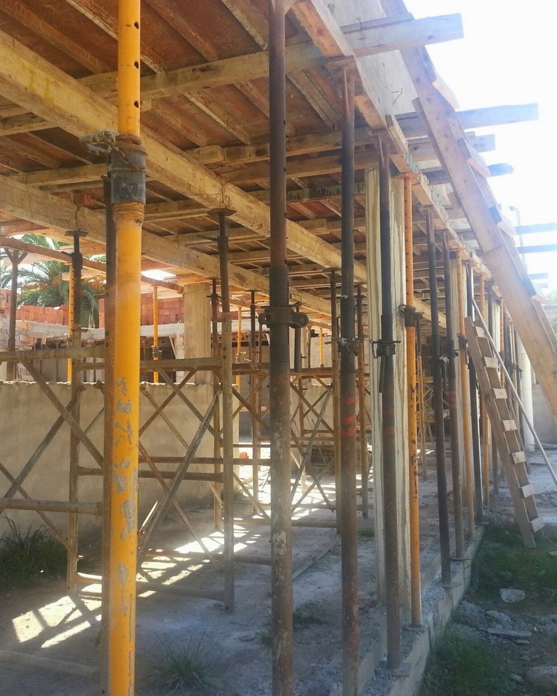 Edificio comercial en ejecución: estructura con encofrado y puntales de losa